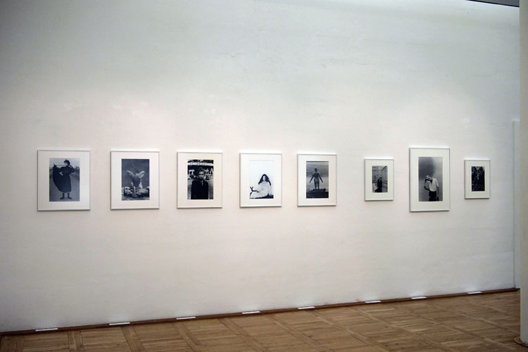 Blick in die Ausstellung „Das Geheimnis bleibt. Modefotograﬁe von Ute Mahler und Schülern“ vom 5. Mai bis 13. Juni 2011 in der Hochschulgalerie im Volkpark, Foto: Anne Schwalbe, Ostkreuzschule Berlin