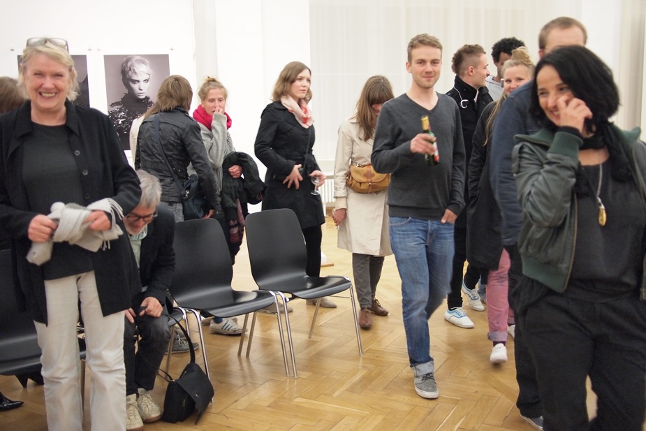 Eröffnungsabend der Ausstellung „Das Geheimnis bleibt. Modefotograﬁe von Ute Mahler und Schülern“ vom 5. Mai bis 13. Juni 2011 in der Hochschulgalerie im Volkpark, Foto: Anne Schwalbe, Ostkreutschule Berlin