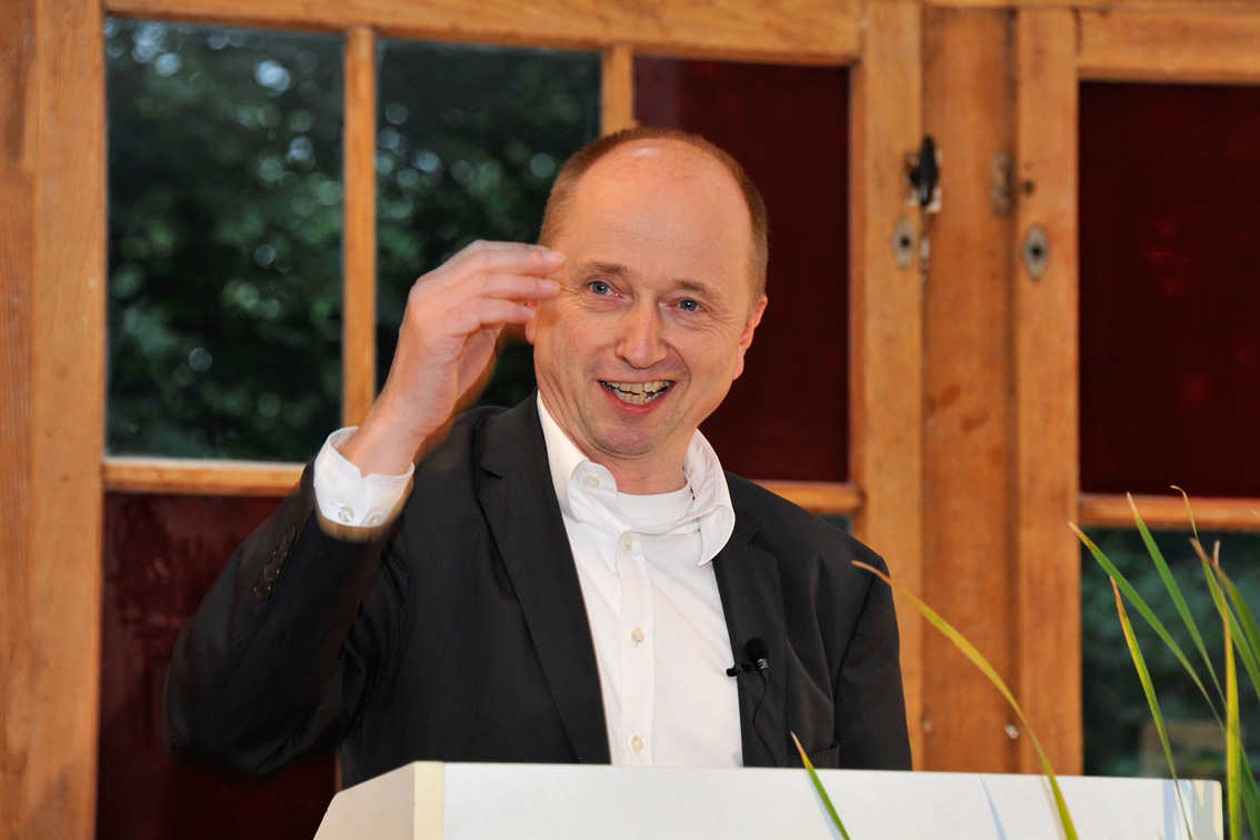 Prof. Axel Müller-Schöll, Rektor der Burg Giebichenstein Kunsthochschule Halle begrüßt die Gäste zur Verleihung des Kunstpreises der Stiftung der Saalesparkasse 2011, Foto: Udo W. Beier