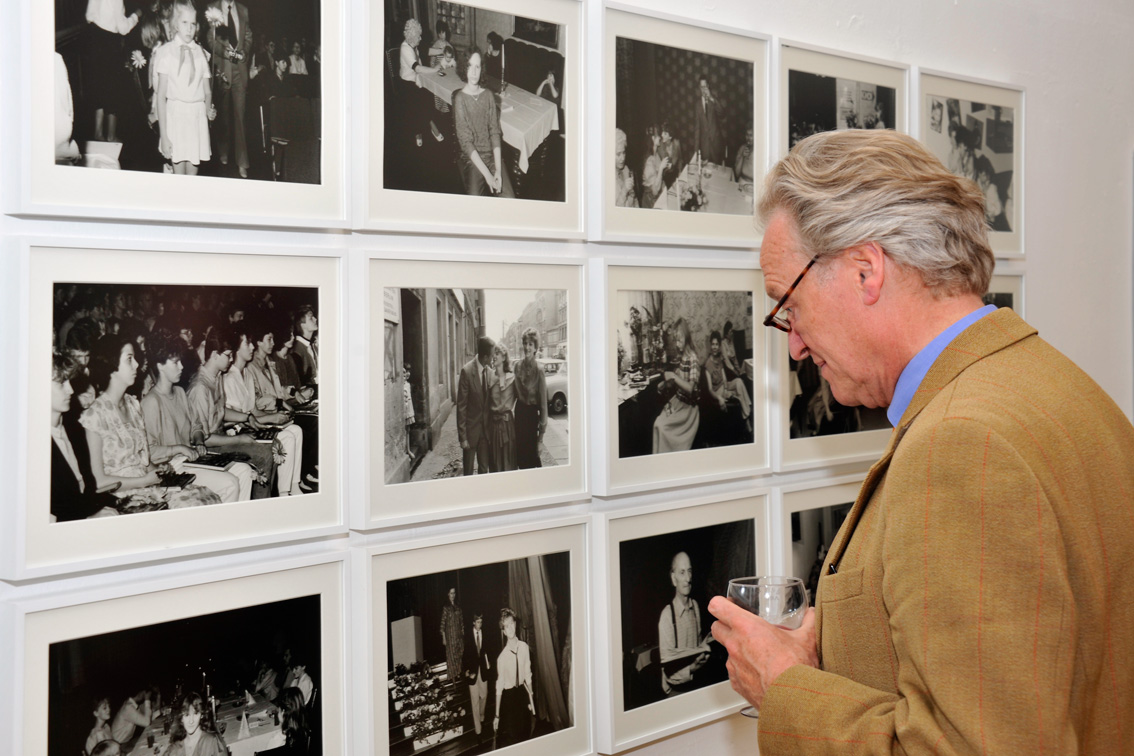 Blick in die Ausstellung „Das Geheimnis bleibt. Modefotograﬁe von Ute Mahler und Schülern“ vom 5. Mai bis 13. Juni 2011 in der Hochschulgalerie im Volkpark, Foto: Udo W. Beier