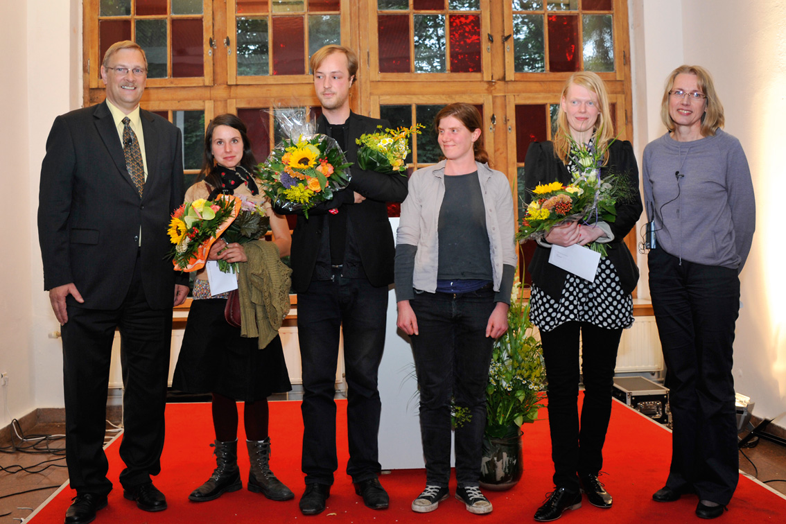 Jan-Hinrich Suhr und Prof. Dr. Nike Bätzner, Juryvorsitzende, überreichten den Preis an Sonja Schrader (Bildhauerei/Figur, 2.v.r.) und Anerkennungen an Kathrin Endres, Georg Lisek und Dana Meyer (v.l.n.r.). Foto: Udo W. Beier