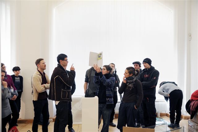 Aufbau der Auswahlausstellung des Cusanuswerks in der Galerie im Volkspark, Foto: Sophia Kesting