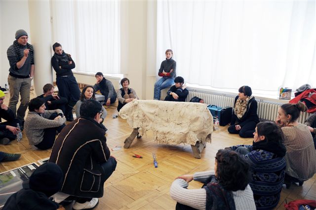 Aufbau der Auswahlausstellung des Cusanuswerks in der Galerie im Volkspark, Foto: Sophia Kesting