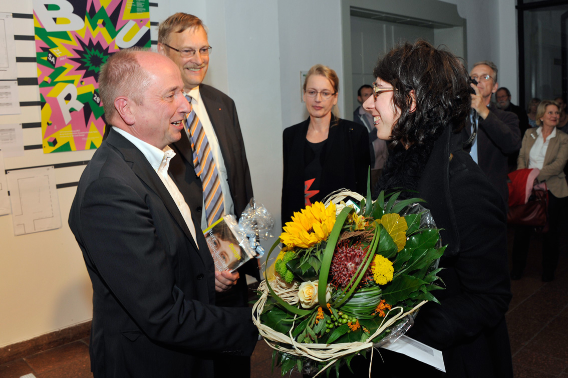 Prof. Axel Müller-Schöll, Rektor der Burg Giebichenstein Kunsthochschule Halle gratuliert Ginan Seidl zum Kunstpreis der Stiftung der Saalesparkasse 2012. Foto: Udo W. Beier