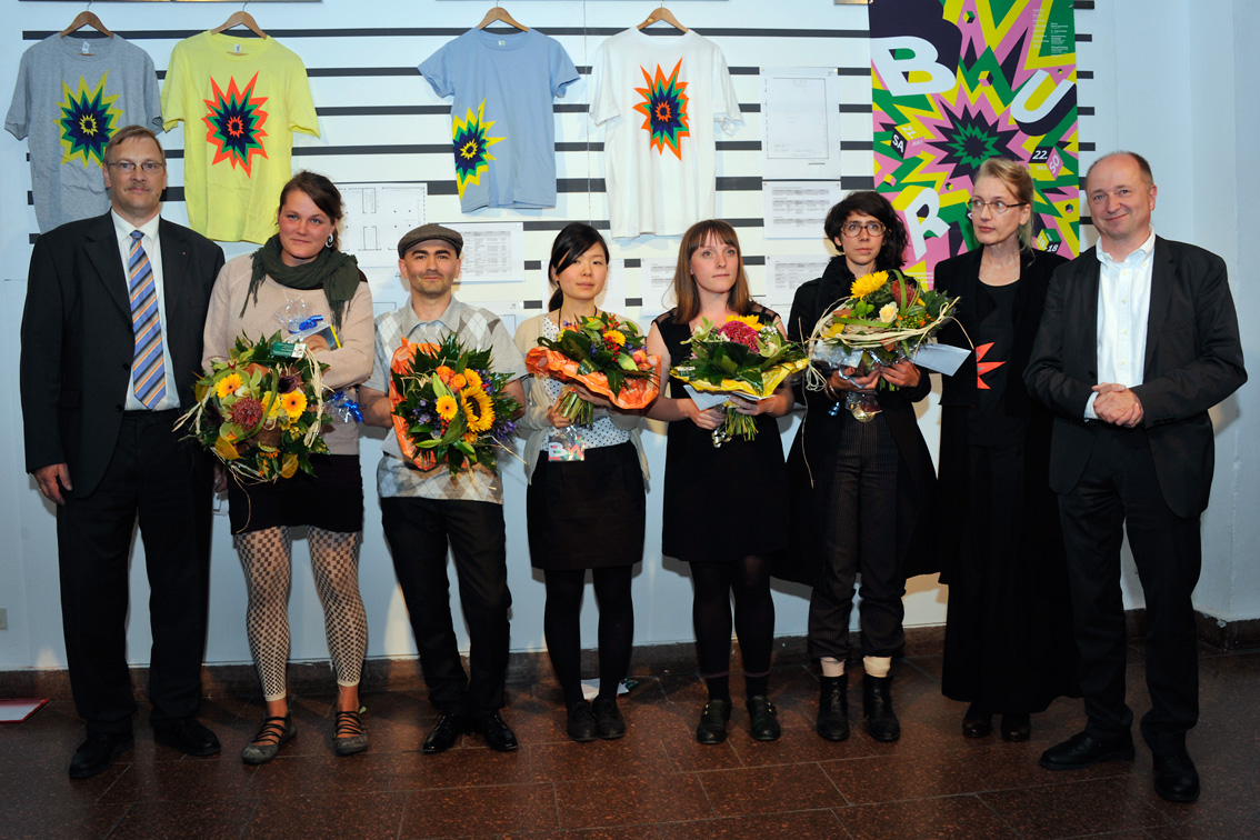 Jan-Hinrich Suhr, Prof. Dr. Nike Bätzner und Prof. Axel Müler-Schöll verliehen den Kunstpreis 2012 an Ginan Seidl (Bildhauerei/Metall, 3.v.r.) und Anerkennungen an Anne Caroline Zwinzscher, Murat Haschu, Sawa Aso und Sarah Deibele (v.l.n.r.). Foto: