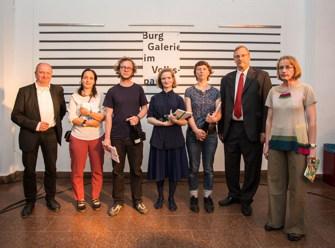 Preisverleihung zum Kunstpreis 2013 (v.l.n.r.) Prof. Axel Müller-Schöll, Nadine Adam, Claus Störmer, Frauke Jahr, Anne Baumann, Jan-Hinrich Suhr und Prof. Dr. Nike Bätzner. Foto: Matthias Ritzmann