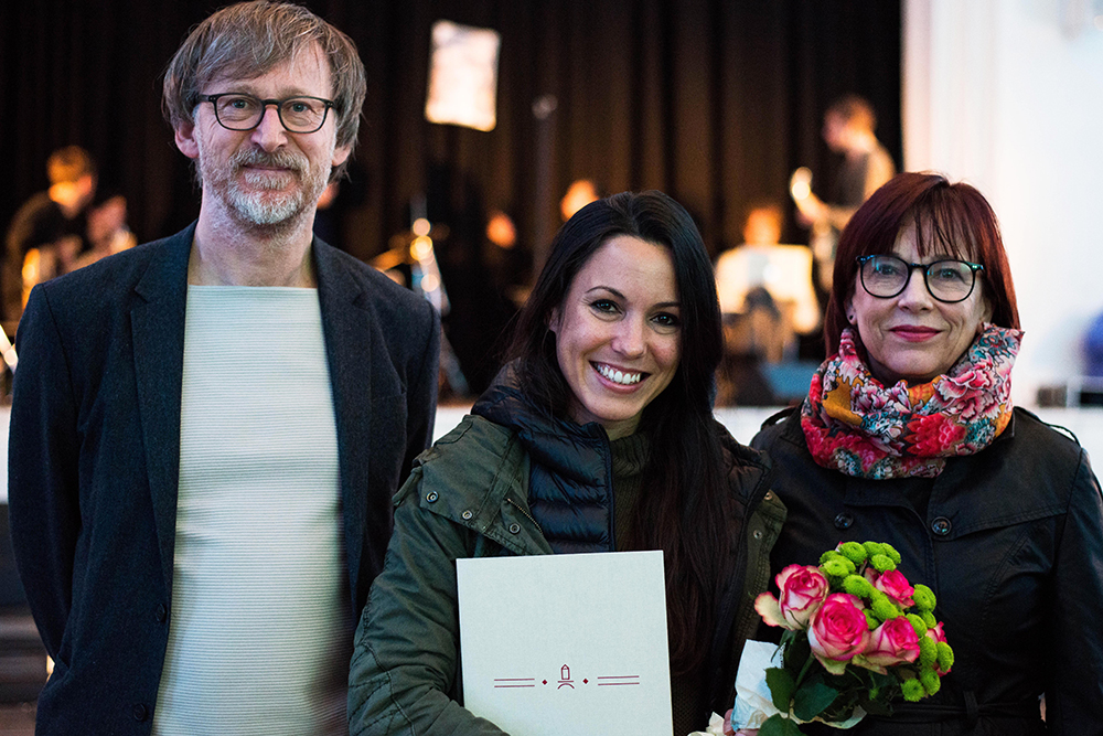 Prof. Dieter Hofmann, Rektor der BURG (li.) und Prof. Anna Berkenbusch, Professorin für Kommunikationsdesign, gratulieren Heidy Fernández Castillo, der DAAD-Preisträgerin 2015. Foto: Raisa Galofre