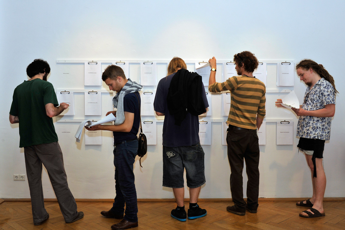 Blick in die Ausstellung „Tausend Stimmen. Eine Schau über Szeemann, Diagramme, Art Spaces und Dienstbesprechungen“ in der Burg Galerie im Volkspark vom 3. Mai bis 17. Juni 2012. Foto: Udo Beier