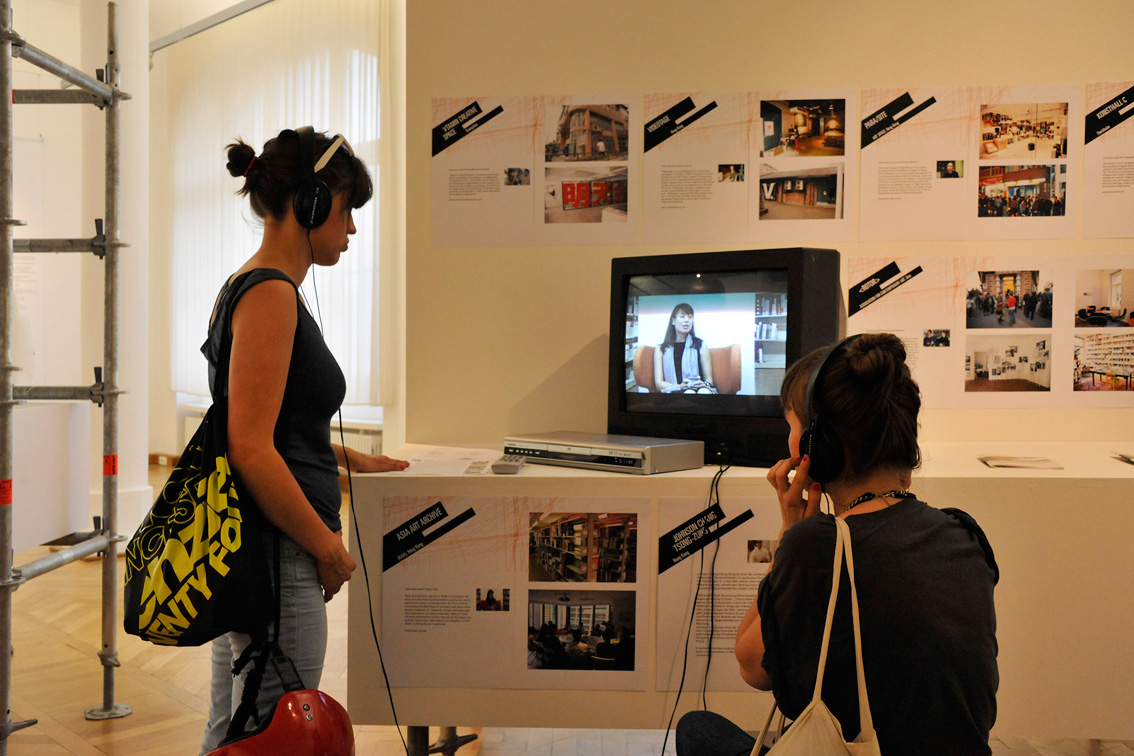 Blick in die Ausstellung „Tausend Stimmen. Eine Schau über Szeemann, Diagramme, Art Spaces und Dienstbesprechungen“ in der Burg Galerie im Volkspark vom 3. Mai bis 17. Juni 2012. Foto: Udo Beier