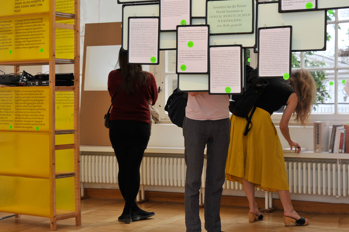 Blick in die Ausstellung „Tausend Stimmen. Eine Schau über Szeemann, Diagramme, Art Spaces und Dienstbesprechungen“ in der Burg Galerie im Volkspark vom 3. Mai bis 17. Juni 2012. Foto: Udo Beier