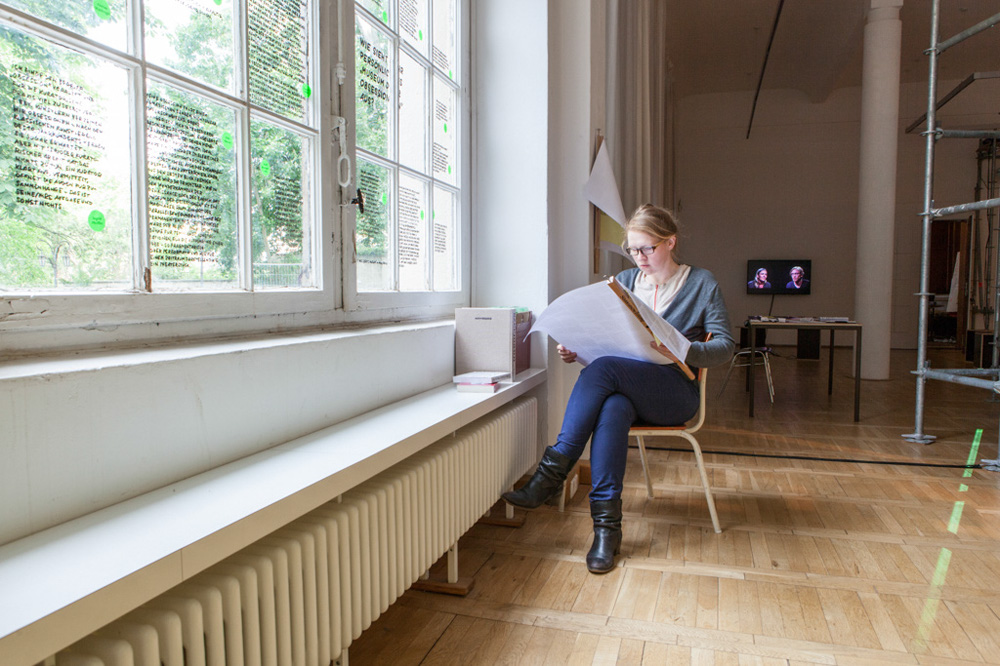 Blick in die Ausstellung „Tausend Stimmen. Eine Schau über Szeemann, Diagramme, Art Spaces und Dienstbesprechungen“ in der Burg Galerie im Volkspark vom 3. Mai bis 17. Juni 2012. Foto: Matthias Ritzmann