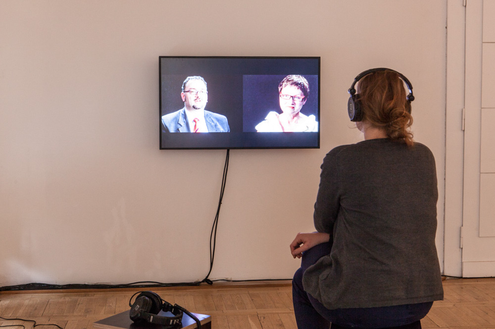 Blick in die Ausstellung „Tausend Stimmen. Eine Schau über Szeemann, Diagramme, Art Spaces und Dienstbesprechungen“ in der Burg Galerie im Volkspark vom 3. Mai bis 17. Juni 2012. Foto: Matthias Ritzmann