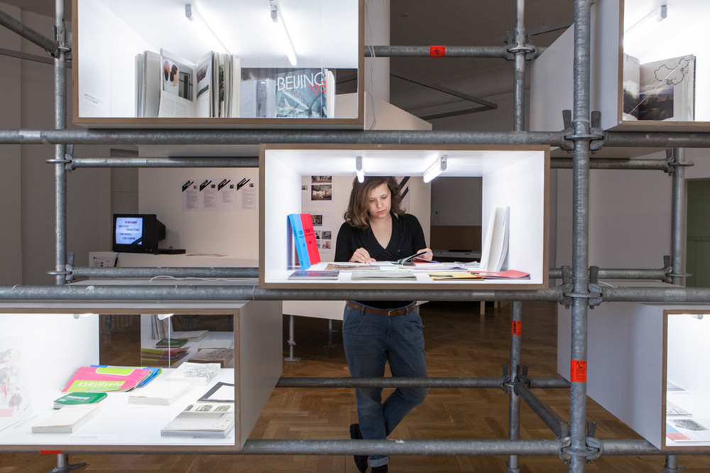 Blick in die Ausstellung „Tausend Stimmen. Eine Schau über Szeemann, Diagramme, Art Spaces und Dienstbesprechungen“ in der Burg Galerie im Volkspark vom 3. Mai bis 17. Juni 2012. Foto: Matthias Ritzmann