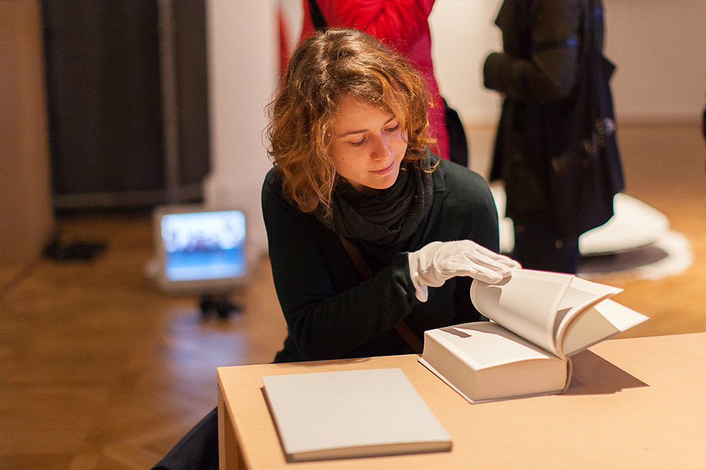 Blick in die Ausstellung "Der Globus ist unser Pony. Der Kosmos unser richtiges Pferd."; Foto: Matthias Ritzmann.