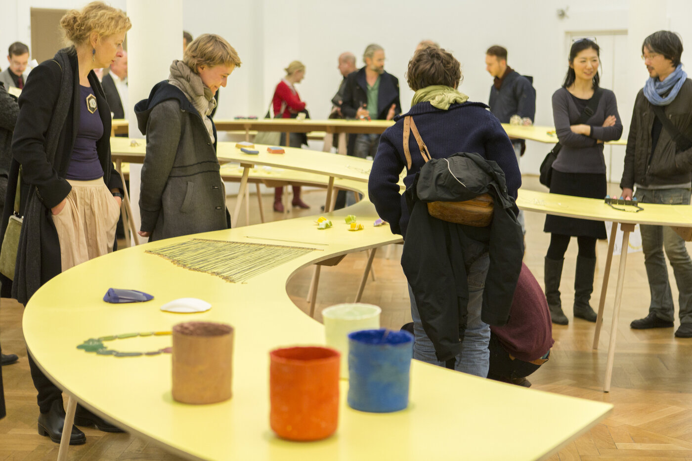 Blick in die Ausstellung »SÄGE STEIN PAPIER«, Foto: Matthias Ritzmann.