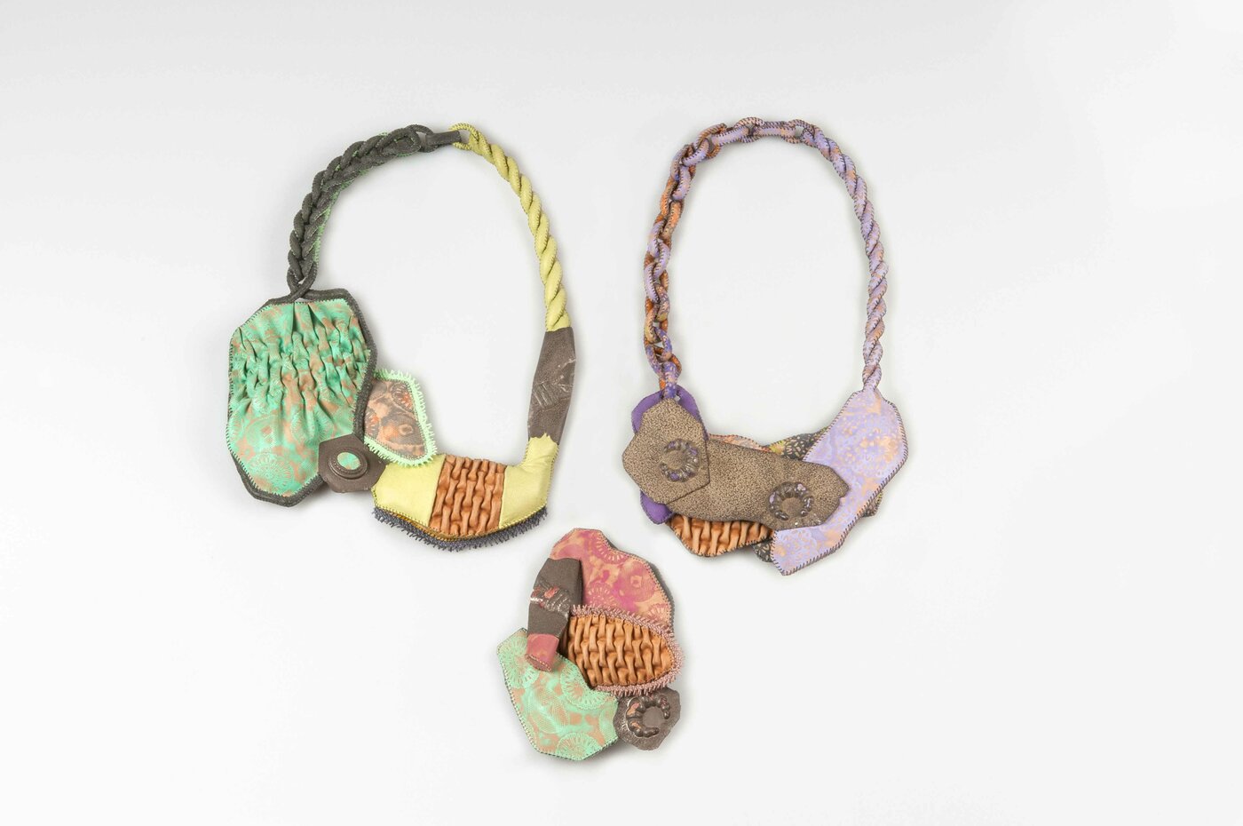 3. Preis: Ye-Jee Lee, Südkorea, Seoul. Halsschmuck und Brosche „Pressed Leather Jewelry”, 2015, Leder, Silber, Faden, gestanzt, genäht, gefärbt, geknotet Foto: Karina Hagemann