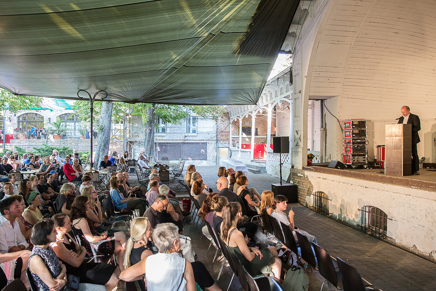 Die Preisverleihung des Kunstpreises der Stiftung der Saalesparkasse 2014 in der Konzertmuschel im Volkspark Halle. Foto: Matthias Ritzmann