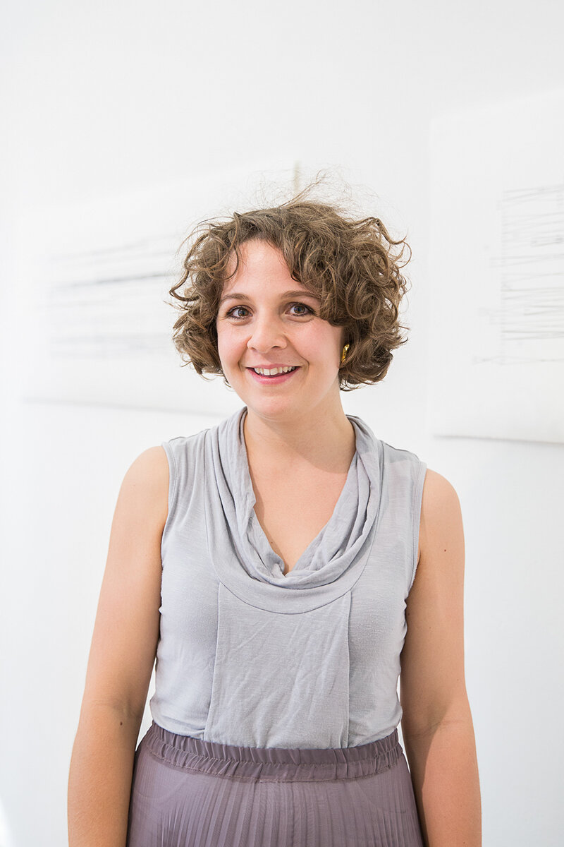 Kristina Heinrichs, Absolventin der Studienrichtung Buchkunst bei Prof. Sabine Golde, ist die Preisträgerin des Kunstpreises der Stiftung der Saalesparkasse 2014. Foto: Matthias Ritzmann