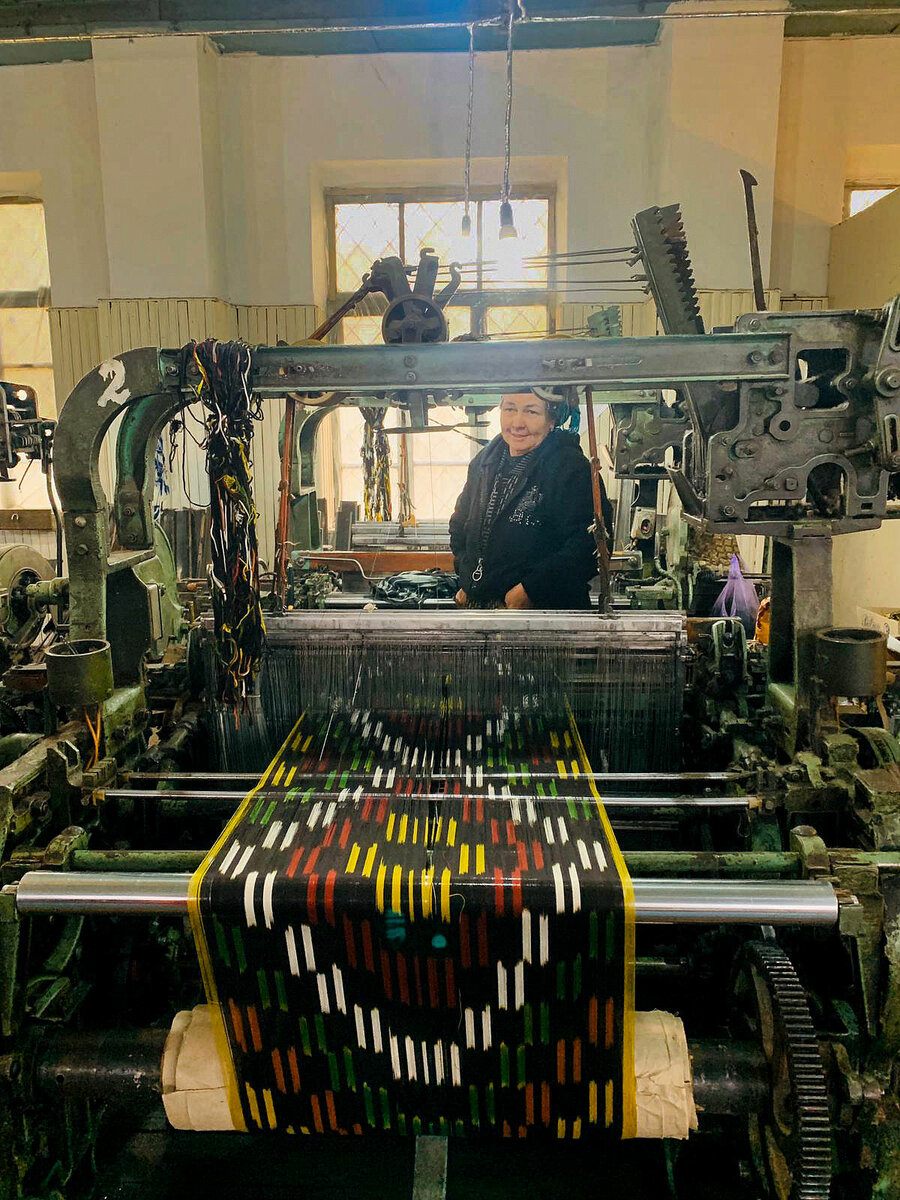 Ikatproduktion auf Industrie-Webstühlen in der Yodgorlik Silk factory in Margilan, Usbekistan